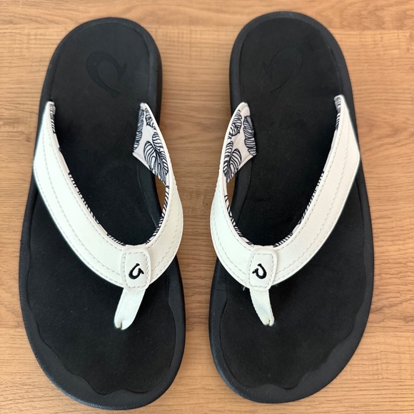 OluKai Ohana Women's Size 7 Slip On Flip Flops Beach Sandals Foam White Black - Picture 3 of 5